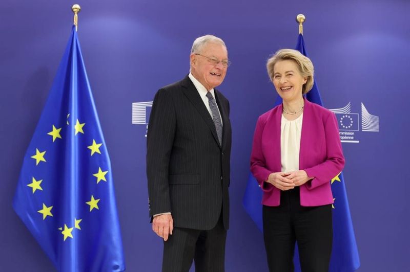 La presidenta de la Comisión Europea, Ursula von der Leyen, da la bienvenida al enviado especial de Estados Unidos para Ucrania y Rusia, general Keith Kellogg, antes de su reunión en la sede de la Comisión en Bruselas, el 18 de febrero de 2025. EFE/EPA/OL