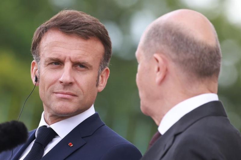 El presidente francés Emmanuel Macron (L) y el canciller alemán Olaf Scholz asisten a una conferencia de prensa conjunta en el Palacio de Meseberg, cerca de Gransee, Alemania, el 28 de mayo de 2024. 01 290524 efe