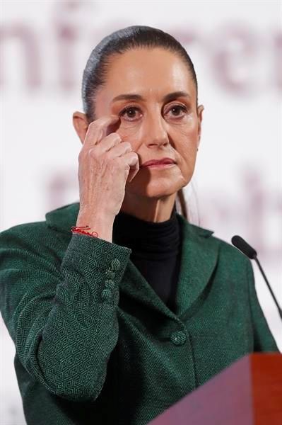 La presidenta de México, Claudia Sheinbaum, habla en una rueda de prensa este martes, en el Palacio Nacional en la Ciudad de México (México). EFE/ Isaac Esquivel 01230125