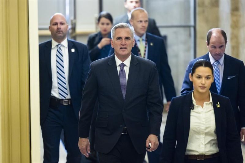 El líder de la Cámara Baja de EE.UU., el republicano Kevin McCarthy (d), llega, este 31 de mayo de 2023, al Capitolio, sede del Congreso estadounidense, en Washington. EFE/Jim Lo Scalzo 01 010623