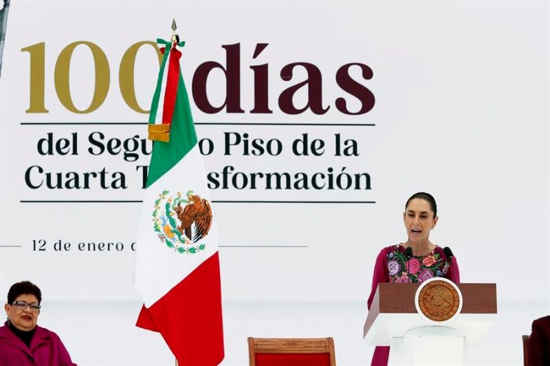 La presidenta de México, Claudia Sheinbaum, habla durante un discurso de los primeros 100 días de su gobierno este domingo, en el Zócalo de Ciudad de México (México). EFE/ Mario Guzmán 01130125