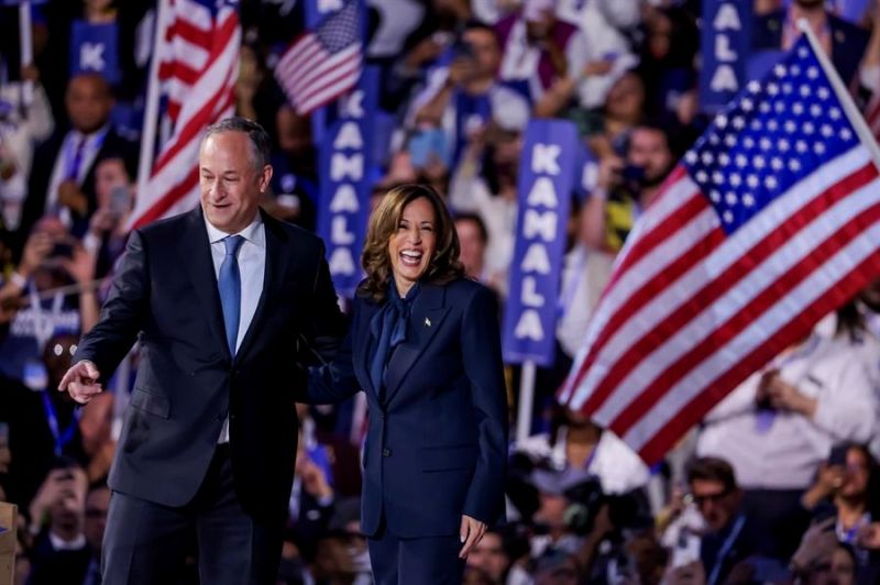 La candidata presidencial demócrata y vicepresidenta de Estados Unidos, Kamala Harris (derecha), y su esposo, Doug Emhoff (izquierda), en el escenario después de que Harris hablara durante la última noche de la Convención Nacional Demócrata (DNC). EFE/Jus