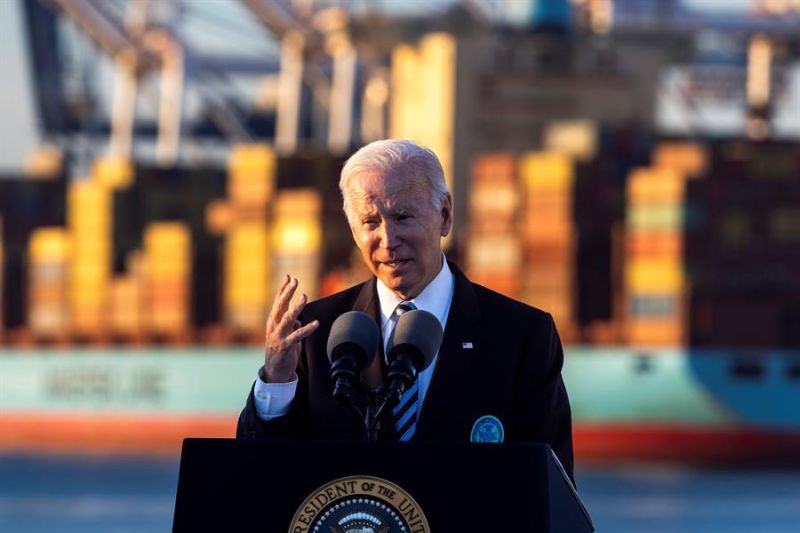 El presidente de EE.UU., Joe Biden, promociona su proyecto de ley de infraestructura recientemente aprobado en el puerto de Baltimore, Maryland, este 10 de noviembre de 2021.