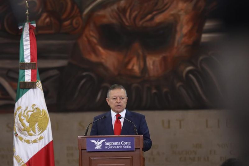 El presidente de la Suprema Corte de Justicia de la Nación (SCJN), Arturo Zaldívar, habla durante una rueda de prensa hoy, en Ciudad de México (México).