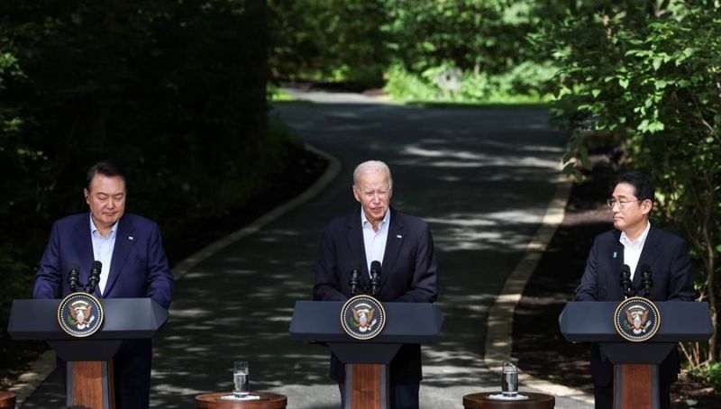 El presidente de Corea del Sur, Yoon Suk Yeol, el presidente de EE.UU., Joe Biden, y el primer ministro de Japón, Fumio Kishida, durante su reunión de hace un año en Camp David (EE.UU.). EFE/EPA/MICHAEL REYNOLDS 01 190824