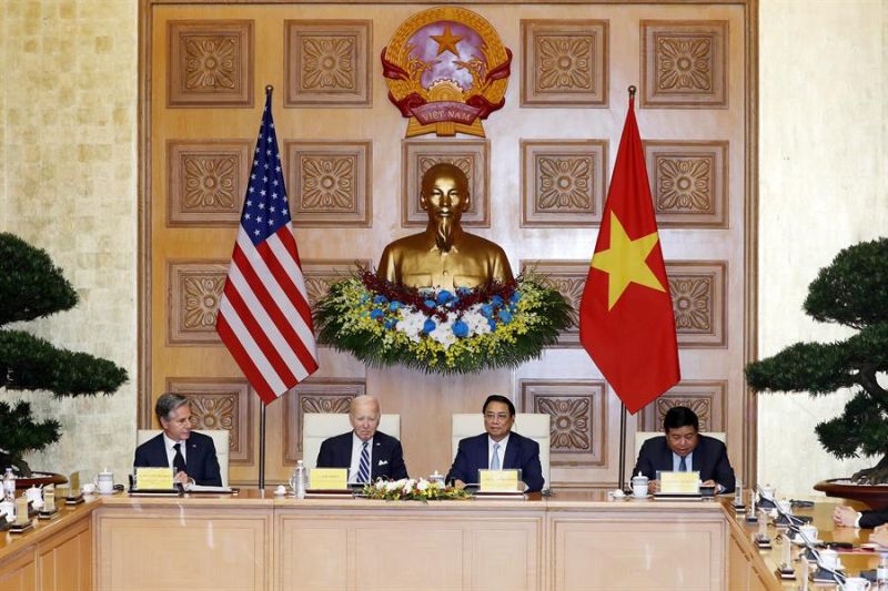 El presidente de EE.UU., Joe Biden, el primer ministro de Vietnam, Pham Minh Chinh (C-R), el secretario de estado de EE.UU., Antony Blinken (L), y el ministro de Planificación e Inversión de Vietnam, Nguyen Chi Dung (R). EFE/EPA/Minh Hoang / POOL 01 11092