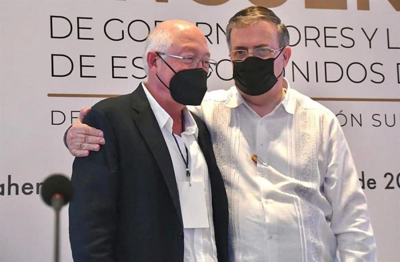 Fotografía cortesía de la Secretaría de Relaciones Exteriores (SRE) del canciller mexicano Marcelo Ebrard (d) y el embajador de Estados Unidos en México Ken Salazar, durante una reunión de trabajo en la ciudad de Villahermosa, estado de Tabasco (México).