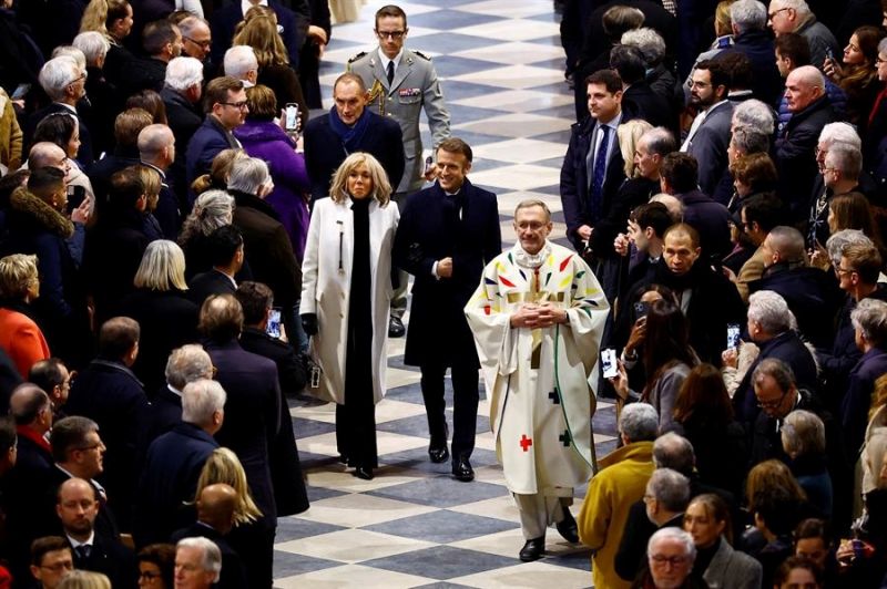 El presidente francés, Emmanuel Macron (D), y su esposa, Brigitte, llegan para asistir a la Misa inaugural, con la consagración del altar mayor, en la Catedral de Notre-Dame de París, el 8 de diciembre de 2024. EFE/EPA/SARAH MEYSSONNIER / POOL MAXPPP OUT 