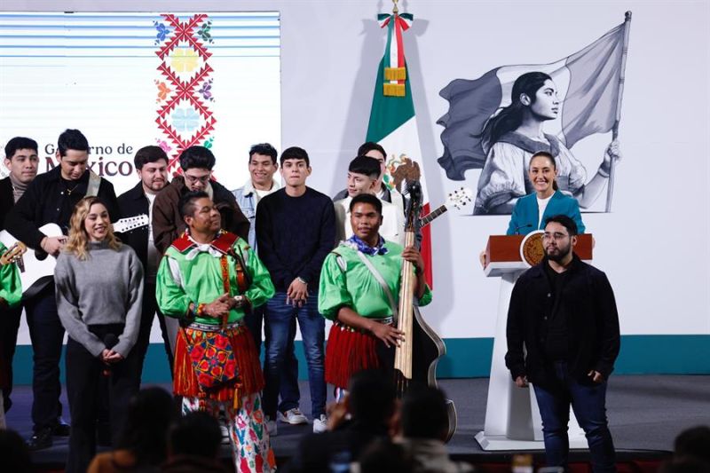 La presidenta de México, Claudia Sheinbaum, asiste a una rueda de prensa este miércoles, en Palacio Nacional de la Ciudad de México (México). EFE/ Sáshenka Gutiérrez