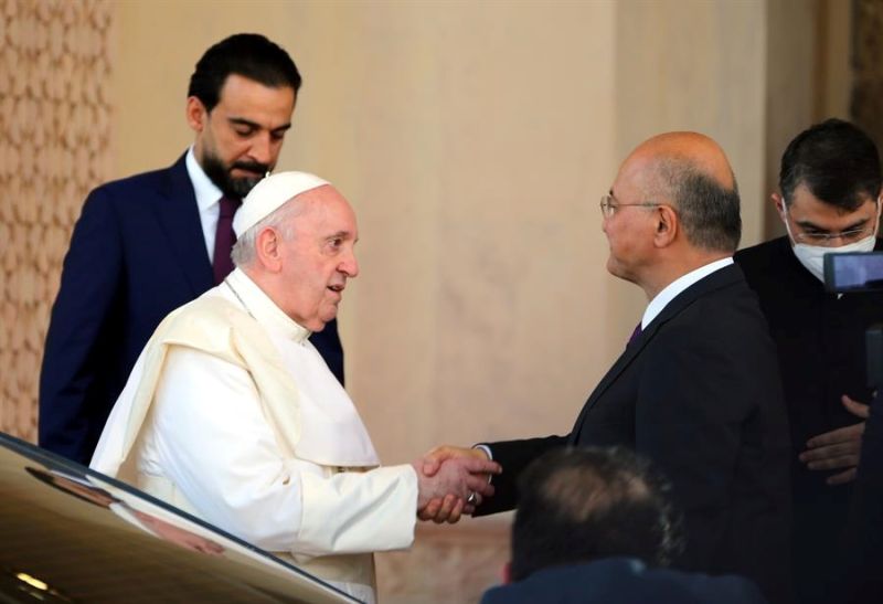 El papa Francisco (izq.) estrecha la mano del presidente iraquí, Barham Salih (der.) al salir del palacio presidencial tras una ceremonia oficial de bienvenida, en Bagdad, el 5 de marzo de 2021. EFE/EPA/AHMED JALIL 01171224