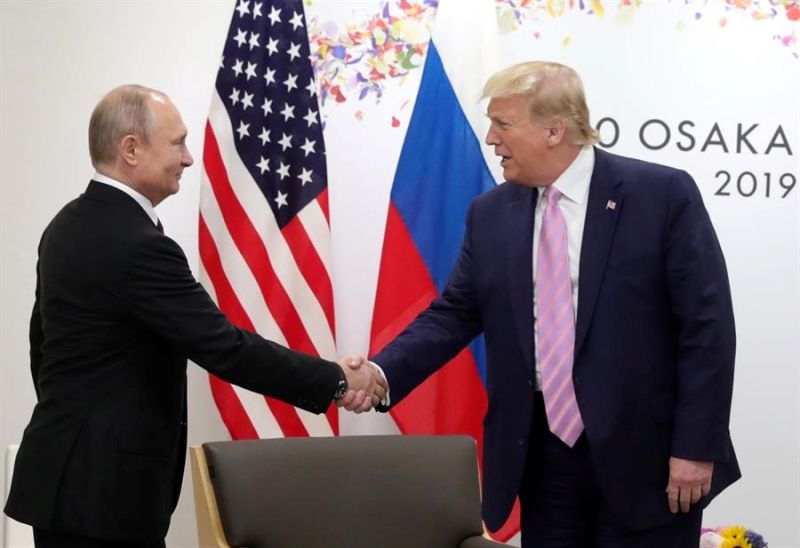 Fotografía de archivo del 26 de junio de 2019 del presidente ruso, Vladimir Putin (i), durante un encuentro con el entonces presidente de Estados Unidos, Donald Trump (d), en el marco de la cumbre de líderes del G20 que se celebra en Osaka, Japón. EFE/ Mi