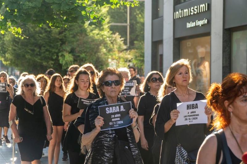 Fotografía de archivo del 22 de julio de 2024 de una marcha de mujeres vestidas de luto en homenaje a las víctimas de violencia machista, en Santander (España) EFE/Román G. Aguilera 01 170924