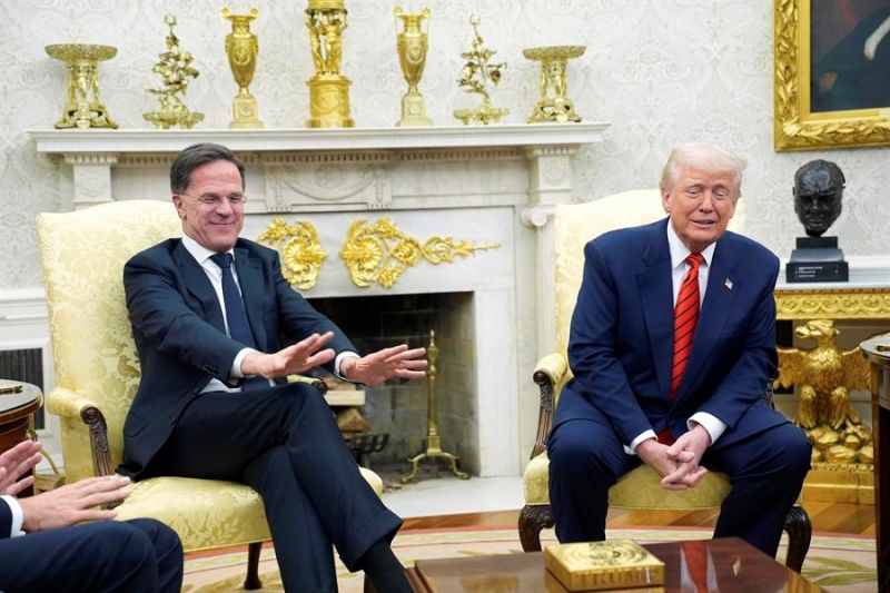 El presidente de Estados Unidos, Donald Trump (derecha), se reúne con el secretario general de la OTAN, Mark Rutte (izquierda), en la Oficina Oval de la Casa Blanca en Washington, D.C., EE. UU., el 13 de marzo de 2025. EFE/EPA/YURI GRIPAS 01140325