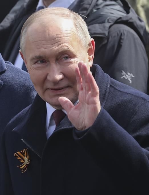 El presidente ruso, Vladimir Putin, asiste hoy al desfile militar del día de la Victoria en la Plaza Roja de Moscú. Rusia conmemora el 79º aniversario de la victoria en la Segunda Guerra Mundial sobre la Alemania nazi y sus aliados. efe 01 090524