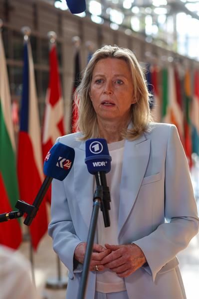 La ministra neerlandesa de Defensa, Kajsa Ollongren, habla antes del inicio de la reunión del consejo de ministros europeos de Asuntos Exteriores y Defensa en Bruselas, Bélgica, el 28 de mayo de 2024. (Bélgica, Bruselas)  EFE/EPA/OLIVIER HOSLET 01 280524