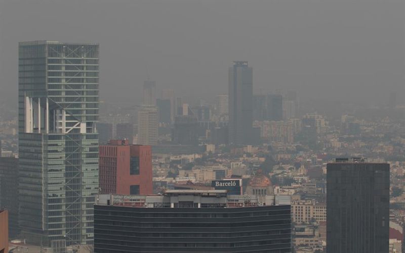 Imagen de archivo de una vista general de la fuerte contaminación en Ciudad de México (México). EFE/ Madla Hartz