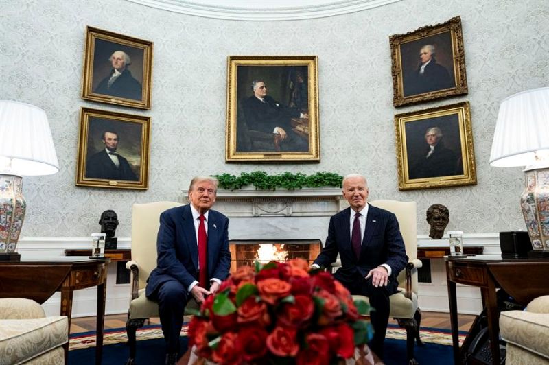 El presidente de Estados Unidos, Joe Biden (derecha), y el presidente electo Donald Trump durante una reunión en la Oficina Oval de la Casa Blanca en Washington, DC, EE.UU., el 13 de noviembre de 2024. EFE/EPA/AL DRAGO / POOL 01141124