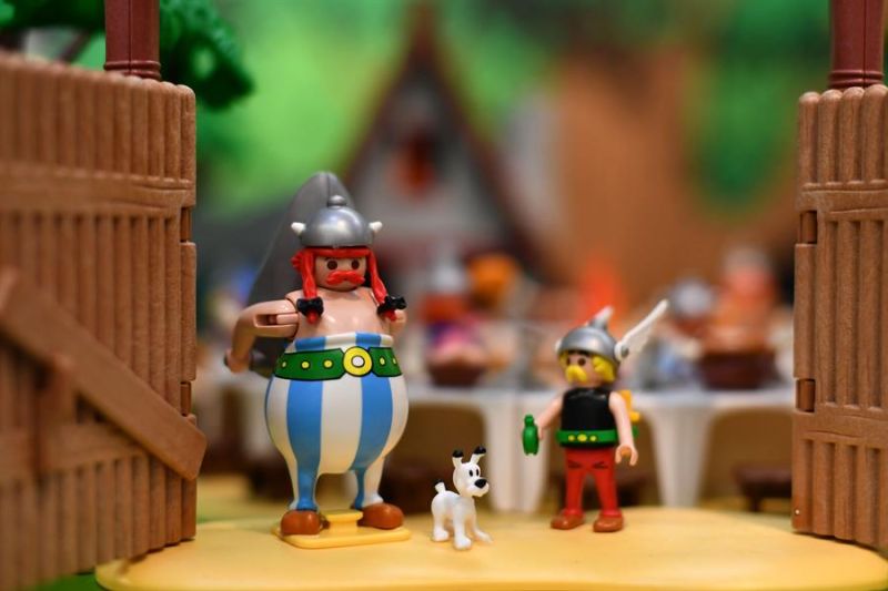 Imagen de archivo de los muñecos playmobil de Astérix y Obélix. EFE/EPA/ANNA SZILAGYI