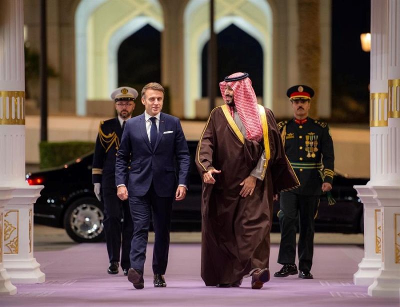 Una fotografía distribuida por el Palacio Real Saudí muestra al Príncipe Heredero Saudí Mohammed bin Salman (D) recibiendo al Presidente francés Emmanuel Macron en el Palacio Al-Yamamah en Riad, Arabia Saudita, 02 de diciembre de 2024 EFE