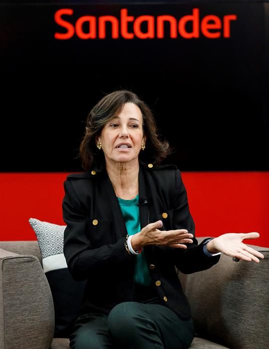 Fotografía de archivo fechada el 25 de noviembre de 2019 que muestra a la presidenta del Banco Santander, Ana Botín, durante un evento en Ciudad de México.