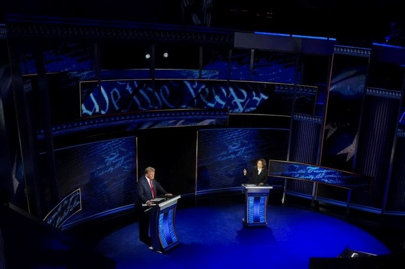 El candidato presidencial republicano Donald J. Trump y la candidata presidencial demócrata de EE.UU. Kamala Harris durante el debate presidencial organizado por ABC News en el National Constitution Center de Filadelfia, Pensilvania 01 110924