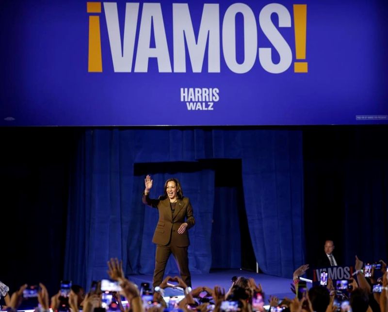 La candidata demócrata, la vicepresidencia de Estados Unidos Kamala Harris, llega este domingo a un acto de campaña en Las Vegas (Estados Unidos). EFE/EPA/CAROLINE BREHMAN 01011024