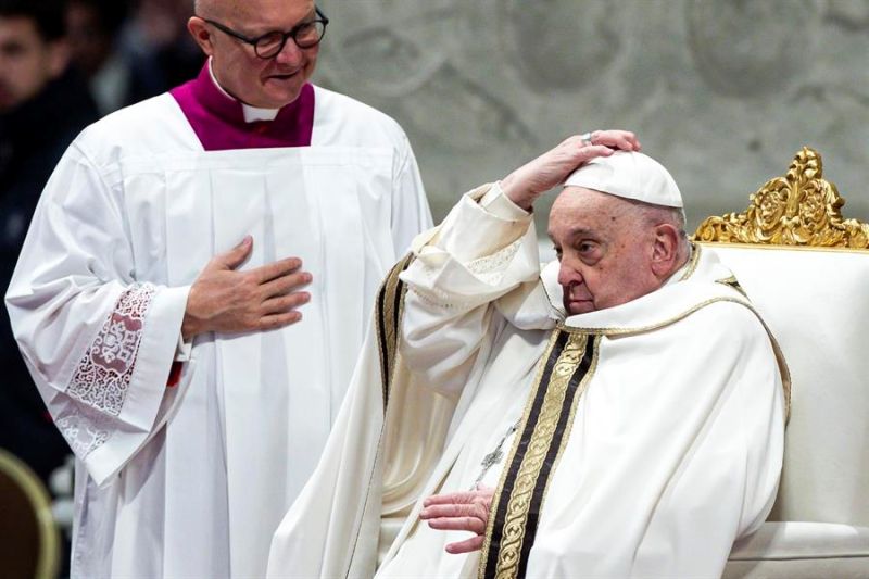 El papa Francisco preside la Santa Misa por la Solemnidad de la Epifanía del Señor, en la Basílica de San Pedro, en Ciudad del Vaticano, el 06 de enero de 2025. (Papá)  EFE/EPA/ANGELO CARCONI 01060125