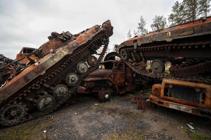 Carros rusos destruidos en Lyman, en la región de Donetsk, en una foto de archivo. 01 081222