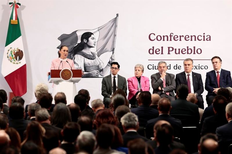 La presidenta de México, Claudia Sheinbaum (i), habla durante un encuentro con empresarios este martes, en el Palacio Nacional de la Ciudad de México (México). EFE/ José Méndez 01040225