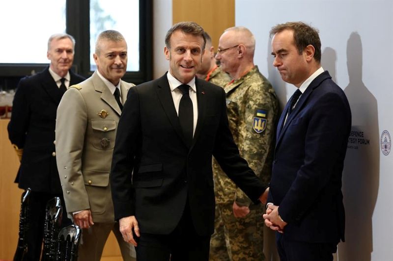 El presidente francés, Emmanuel Macron (centro), llega para asistir a una reunión con los jefes de Estado Mayor de los ejércitos de la Unión Europea y la OTAN sobre el conflicto en Ucrania en el Museo de Marina parte del Foro de Defensa y Estrategia EFE