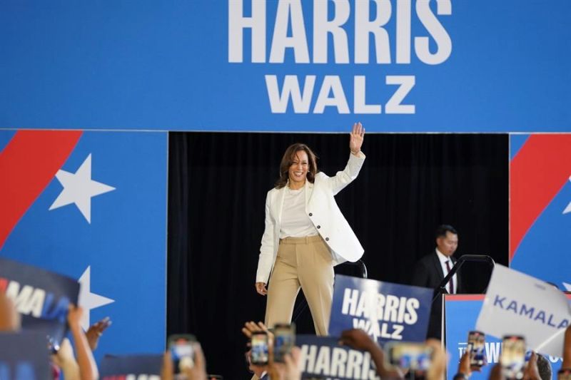 La candidata presidencial demócrata, Kamala Harris, está recortando la ventaja en las encuestas con respecto a su rival republicano, Donald Trump. EFE/Dieu-Nialo Chery 01 080824