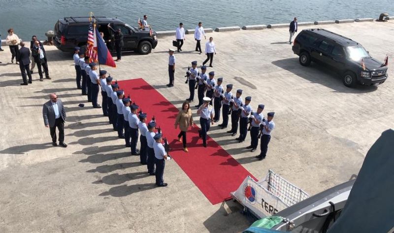 La vicepresidenta de Estados Unidos, Kamala Harris, a bordo de un buque de los guardacostas filipinos atracado en la isla filipina de Palawan.  01 221122