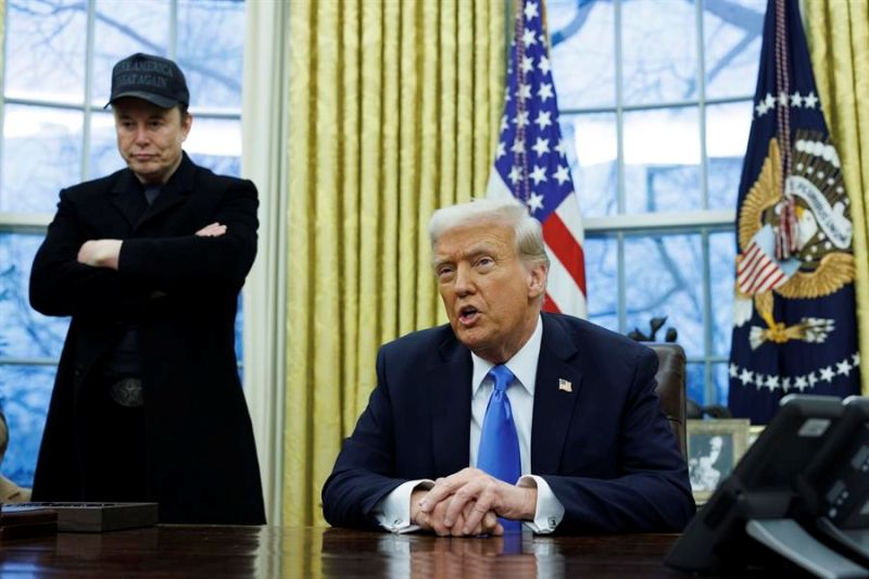 El presidente de EE. UU., Donald J. Trump (d), hace declaraciones a los medios en la Oficina Oval de la Casa Blanca, mientras se reúne con el emprendedor estadounidense y empleado especial del gobierno de EE. UU. Elon Musk (i), en Washington, DC, EE. UU. 