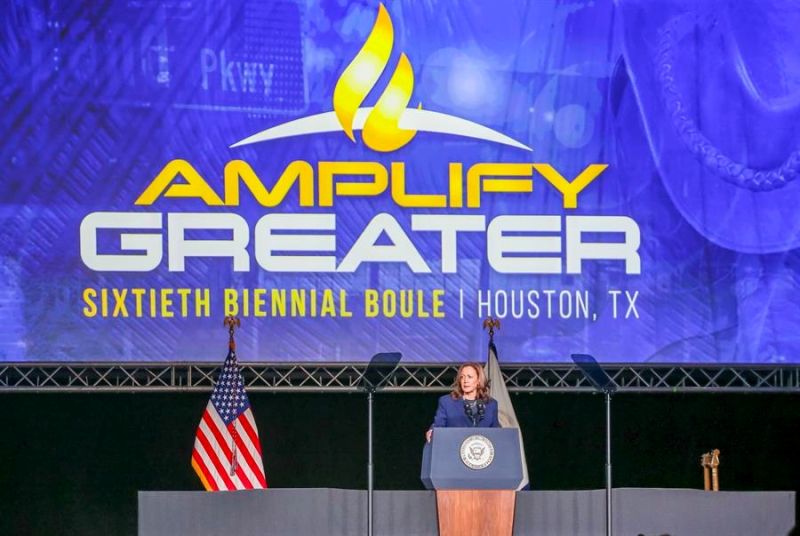 La vicepresidenta de EE.UU., Kamala habla con miembros de la hermandad históricamente negra, Sigma Gamma Rho en Houston (EE.UU.). EFE/EPA/LESLIE PLAZA JOHNSON 01 010824