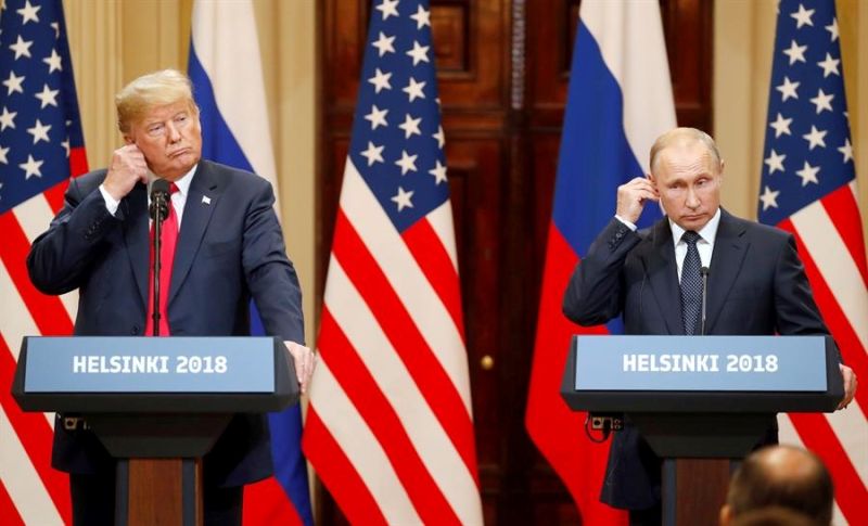 Foto de archivo, tomada el 16 de julio de 2018, del presidente estadounidense, Donald J. Trump (i), y su homólogo ruso, Vladimir Putin (d), mientras ofrecen una rueda de prensa. EFE/ Anatoly Maltsev 01121224