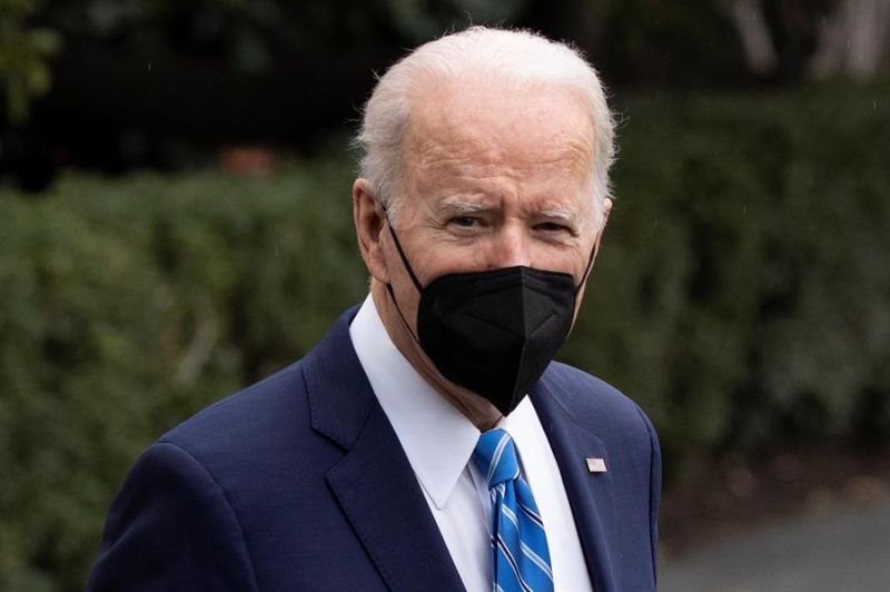 El presidente de los Estados Unidos, Joe Biden, sale de la Casa Blanca para partir en el Marine One en el jardín sur, en ruta a Delaware, en Washington, DC, EE. UU., 27 de diciembre de 2021.