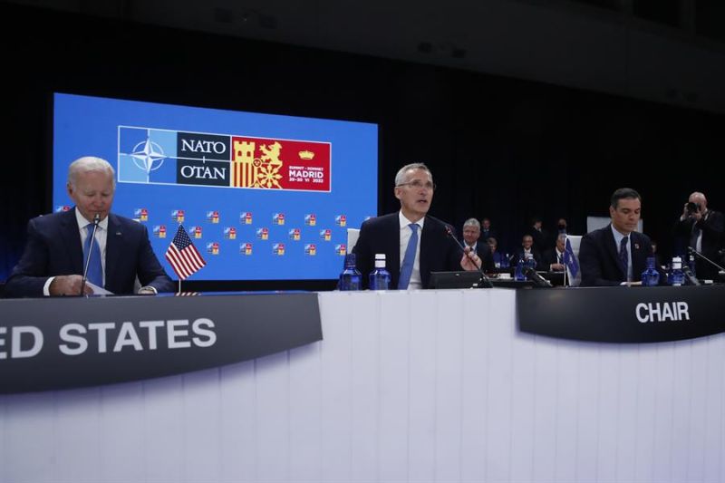 El presidente del Gobierno, Pedro Sánchez (d) junto con el secretario general de la OTAN, Jens Stoltenberg (c), y el presidente de Estados Unidos, Joe Biden (i), durante la primera reunión de la cumbre de la OTAN. 01 290622