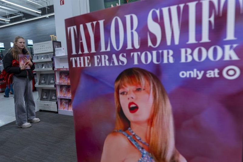 Una mujer sostiene una copia del libro 'The Eras Tour Book' de la cantante estadoundiense Taylor Swift, en Nueva York el 29/11/2024. EFE/ Ángel Colmenares