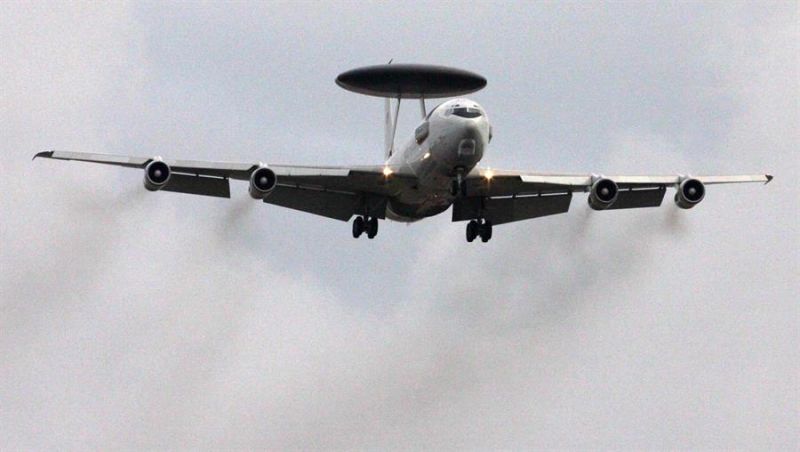 Imagen de archivo de un avión de la OTAN Awacs. EPA/FRANCO LANNINO 01 120623