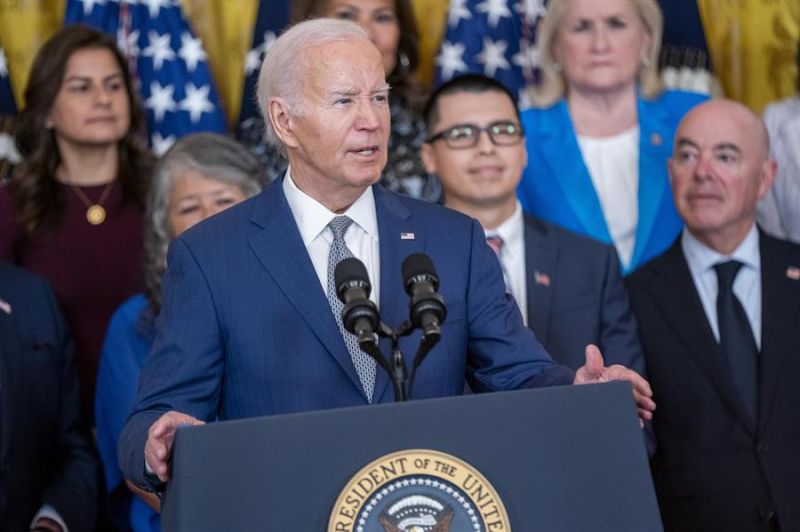 El presidente de Estados Unidos, Joe Biden, pronuncia un discurso durante el evento del 12º Aniversario de la Acción Diferida para los Llegados en la Infancia (DACA) en la Sala este de la Casa Blanca en Washington, DC, Estados Unidos. EFE/Shawn Thew 01 19