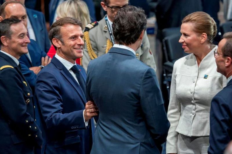 El presidente francés Emmanuel Macron (L), el primer ministro canadiense Justin Trudeau (C) y la primera ministra de Dinamarca, Mette Frederiksen (d), asisten a la reunión del Consejo del Atlántico Norte con el Indo-Pacífico, en Washington, DC, EE.UU. efe