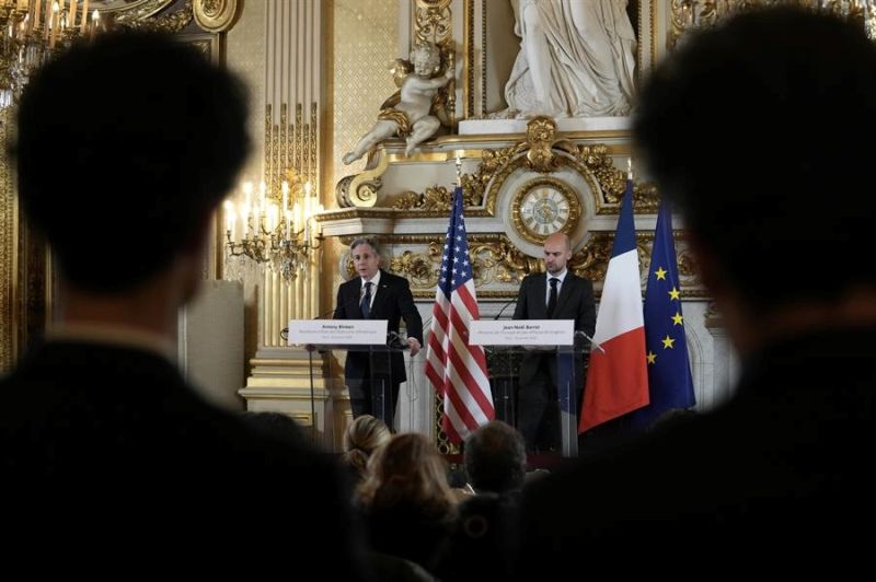 El Ministro de Relaciones Exteriores de Francia, Jean-Noel Barrot (D), y el Secretario de Estado de EE. UU., Antony Blinken, ofrecen una conferencia de prensa después de su reunión, en París, Francia, el 08 de enero de 2025. (Francia) EFE/EPA/THIBAULT CAM