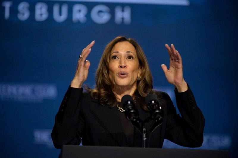 La candidata presidencial demócrata, la vicepresidenta estadounidense Kamala Harris, hace gestos durante un discurso destinado a exponer sus políticas y filosofía económicas en Pittsburgh, Pensilvania (EE.UU.), el 25 de septiembre de 2024. EFE/EPA/D 01250