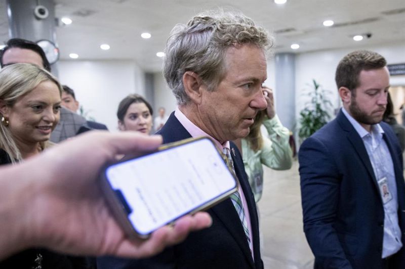 El senador republicano estadounidense de Kentucky, Rand Paul (C) habla con los medios de comunicación. EFE/EPA/MICHAEL REYNOLDS 01 020623