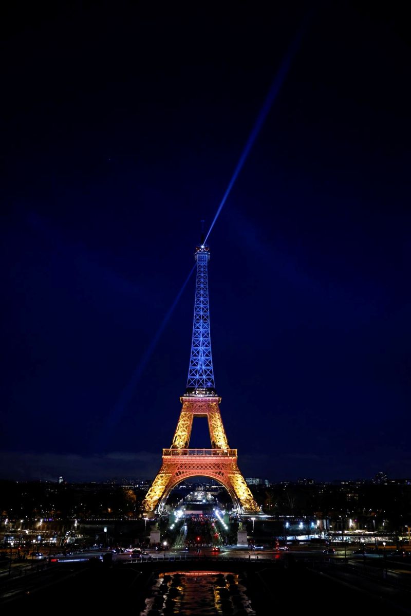 La Torre Eiffel está iluminada con los colores de la bandera ucraniana para conmemorar el tercer aniversario de la invasión rusa a Ucrania, en París, Francia, 24 de febrero de 2025. Ucrania conmemora el tercer aniversario vs Rusia 01240225