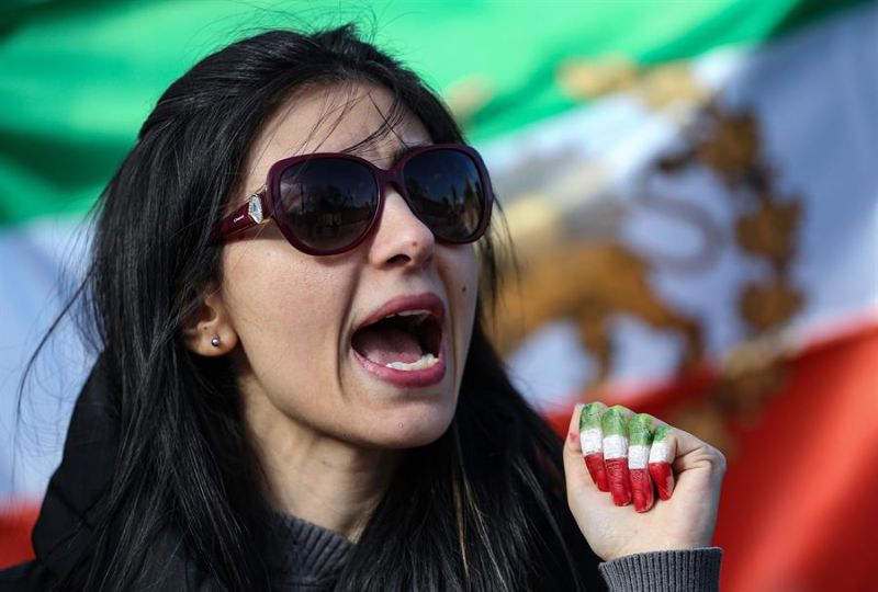 Una mujer iraní durante una manifestación en Estambul en solidaridad con los manifestantes presuntamente asesinados por el gobierno iraní tras la muerte de Mahsa Amini. EFE/EPA/ERDEM SAHÍN 01 080324