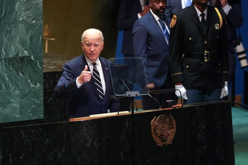 El presidente de Estados Unidos, Joe Biden, hace un gesto a la audiencia tras su discurso durante el debate general del 79º periodo de sesiones de la Asamblea General de las Naciones Unidas en la Sede de las Naciones Unidas en Nueva York. EFE/S 01250924