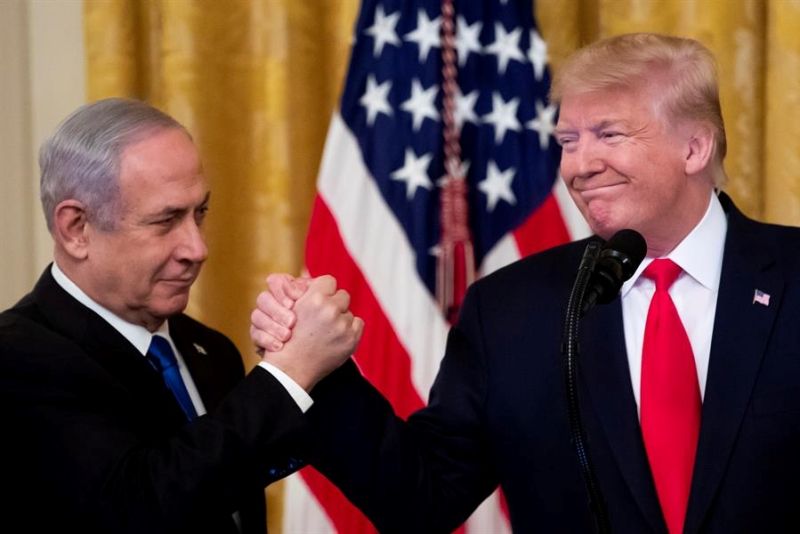 Fotografía de archivo del 28 de enero de 2020 del presidente de los Estados Unidos, Donald J. Trump (d), que estrecha la mano del primer ministro de Israel, Benjamin Netanyahu. EFE/EPA/MICHAEL REYNOLDS 01290125