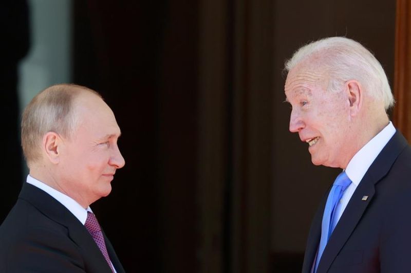 El presidente de Estados Unidos Joe Biden (d) y el presidente de Rusia Vladimir Putin (i) durante la cumbre entre Estados Unidos y Rusia en Villa La Grange, en Ginebra, Suiza, el pasado 16 de junio.