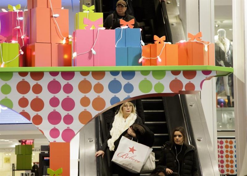 Imagen de archivo de varias personas realizando las compras de navidad en la tienda Macy's en Nueva York, Estados Unidos. EFE/Justin Lane